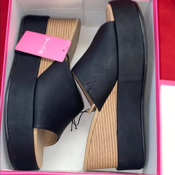 Covered Wedge in Black - Picture 5 of 7